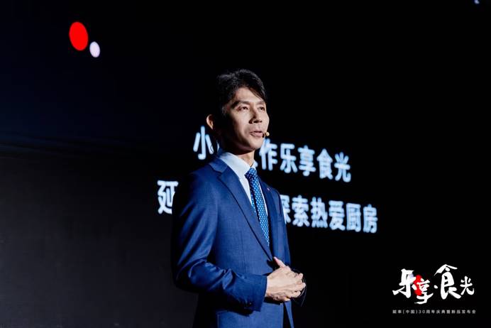 穿著西裝筆挺的男子與配字 描述已自動(dòng)生成