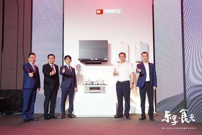 一群人站在房間里 描述已自動(dòng)生成