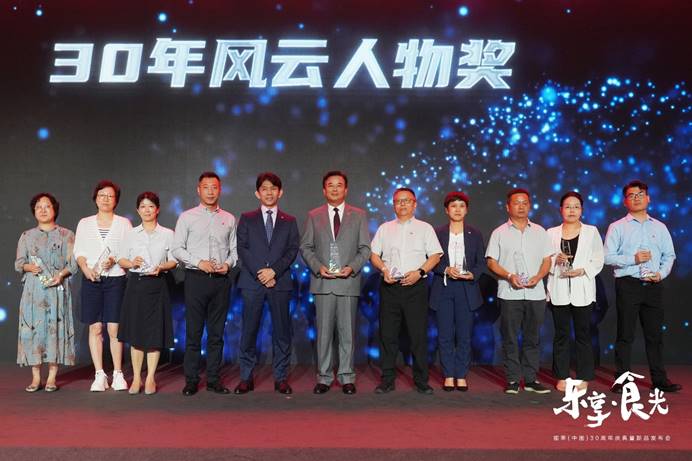 一群人站在臺(tái)上 描述已自動(dòng)生成