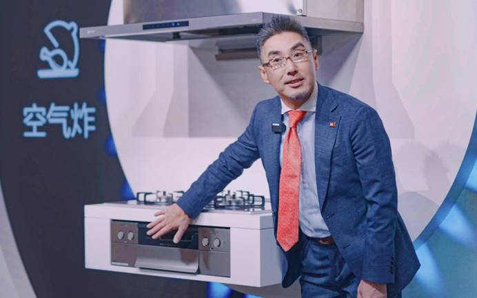 男人的照片上寫著字 描述已自動(dòng)生成