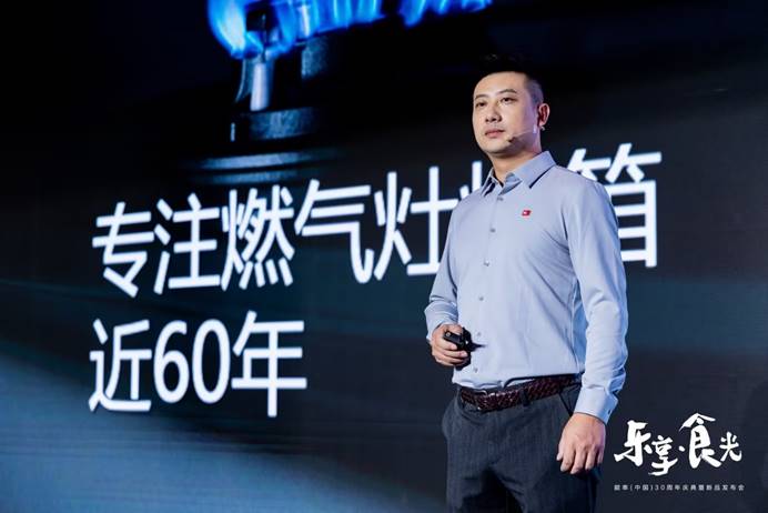 男人站在那里 描述已自動(dòng)生成